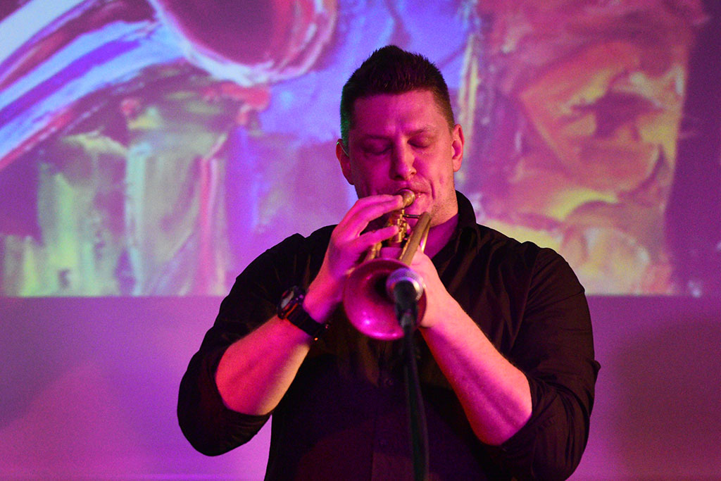 Afrykańskie i latynoamerykańskie rytmy z jazzową harmonią