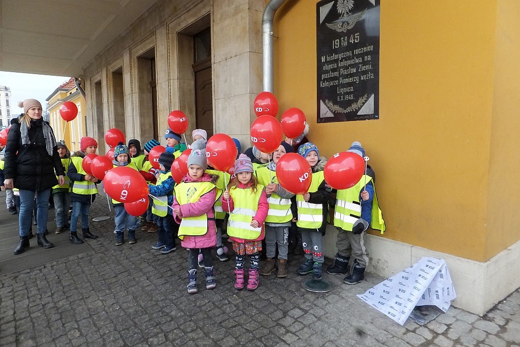 Odsłonięcie rzeźby krasnala KaDecika przed budynkiem dworca