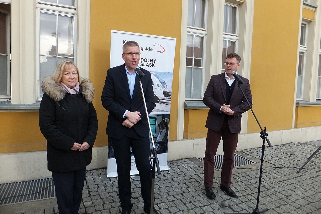 Odsłonięcie rzeźby krasnala KaDecika przed budynkiem dworca