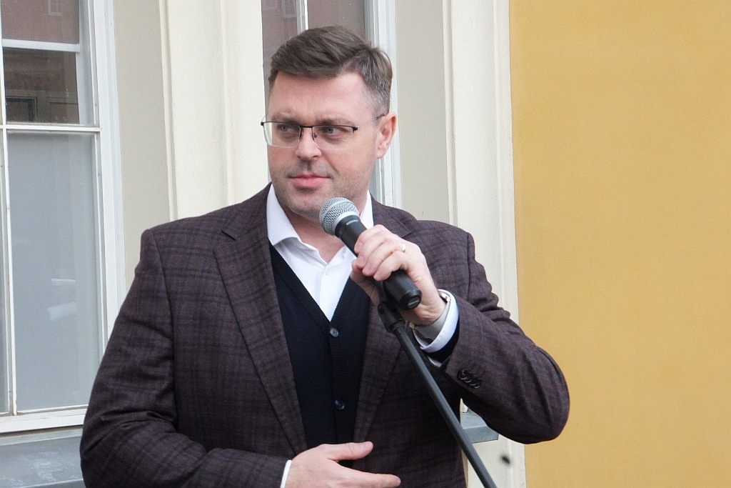 Odsłonięcie rzeźby krasnala KaDecika przed budynkiem dworca
