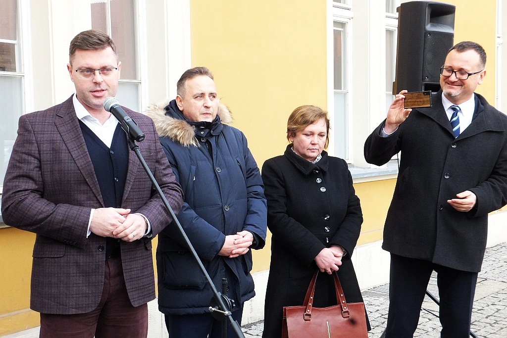 Odsłonięcie rzeźby krasnala KaDecika przed budynkiem dworca
