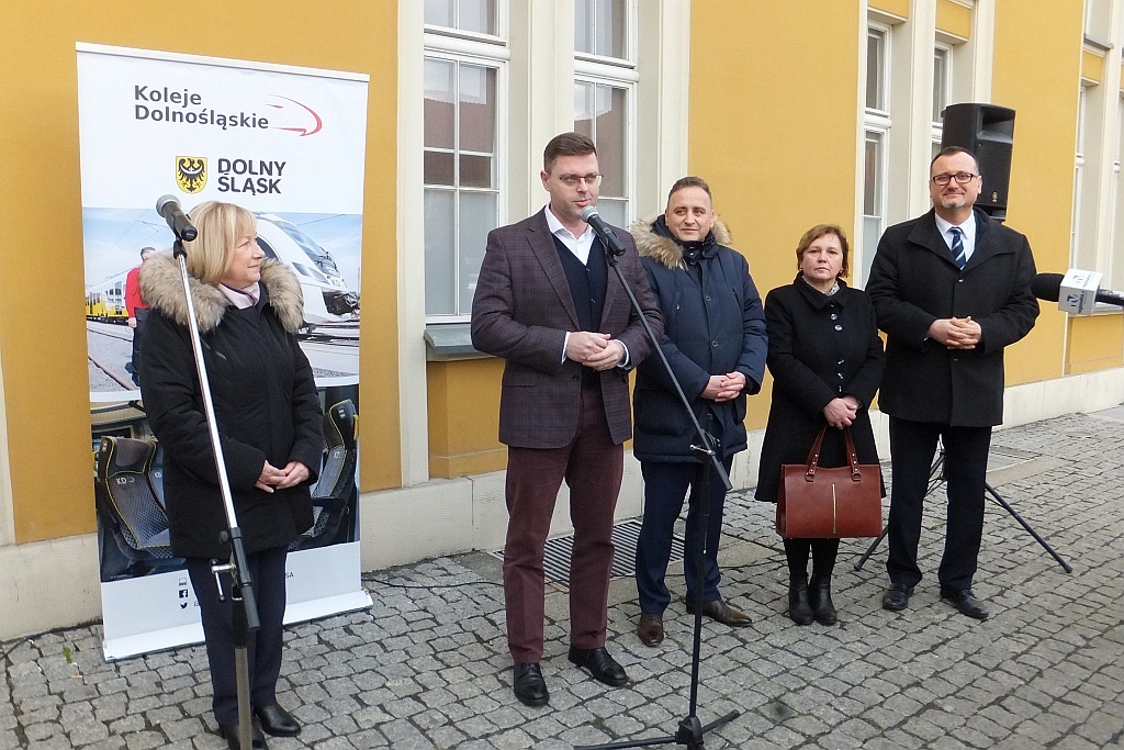 Odsłonięcie rzeźby krasnala KaDecika przed budynkiem dworca