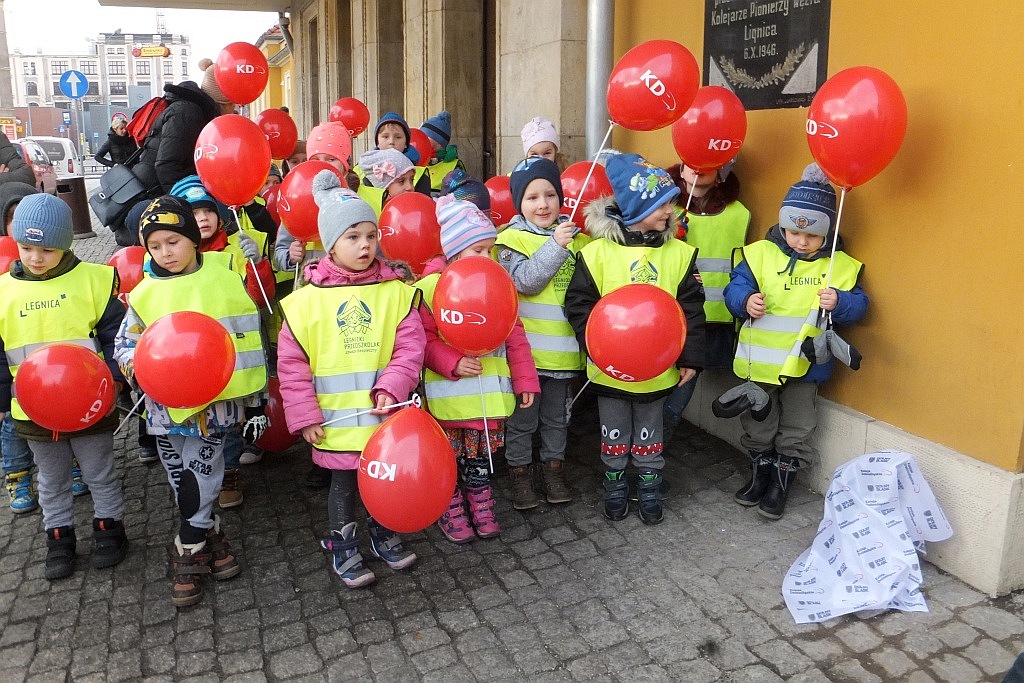 Odsłonięcie rzeźby krasnala KaDecika przed budynkiem dworca