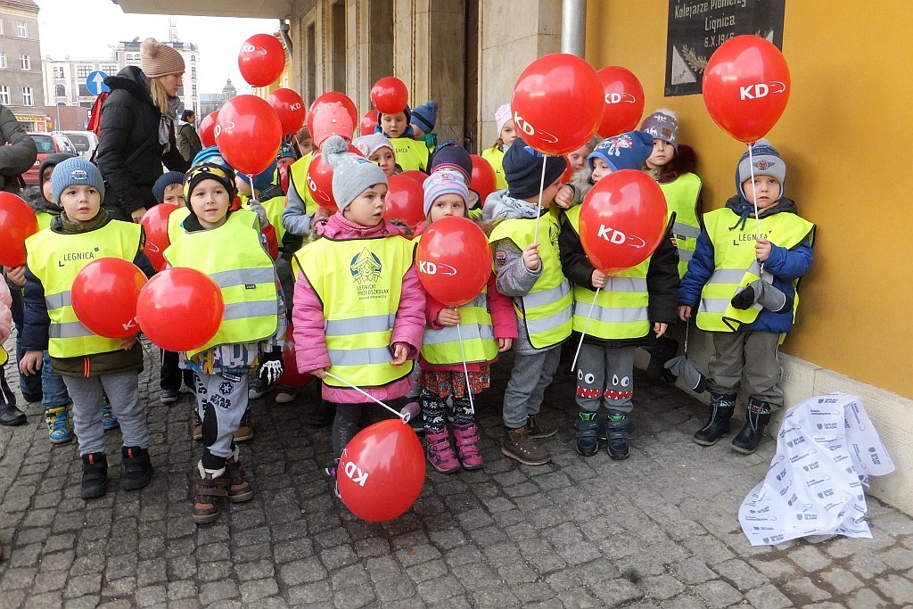 Odsłonięcie rzeźby krasnala KaDecika przed budynkiem dworca