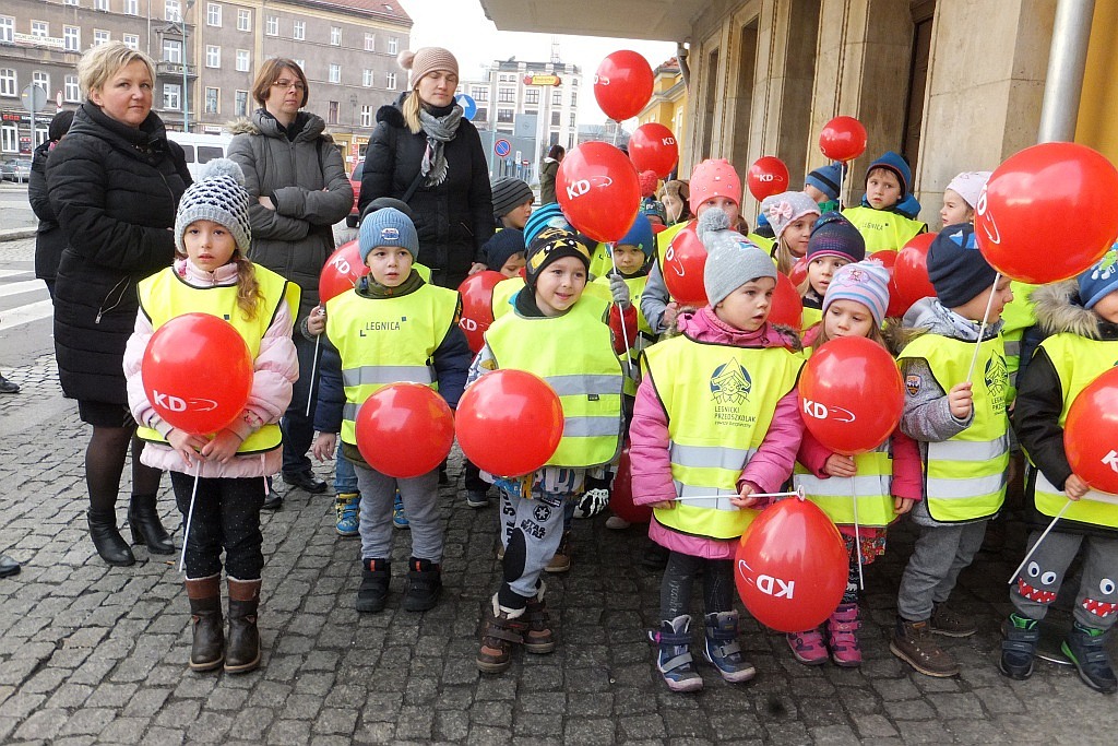 Odsłonięcie rzeźby krasnala KaDecika przed budynkiem dworca