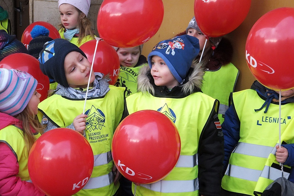 Odsłonięcie rzeźby krasnala KaDecika przed budynkiem dworca