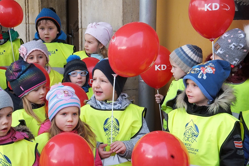 Odsłonięcie rzeźby krasnala KaDecika przed budynkiem dworca