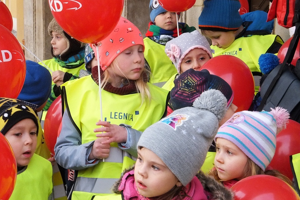 Odsłonięcie rzeźby krasnala KaDecika przed budynkiem dworca