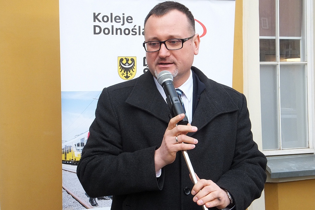Odsłonięcie rzeźby krasnala KaDecika przed budynkiem dworca