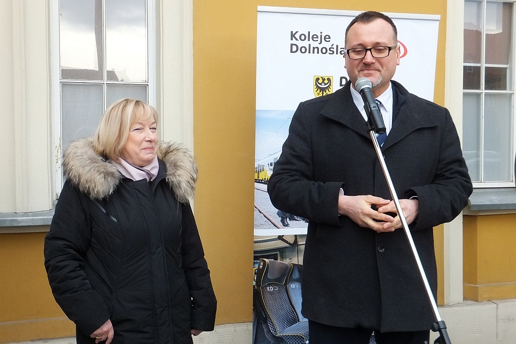 Odsłonięcie rzeźby krasnala KaDecika przed budynkiem dworca