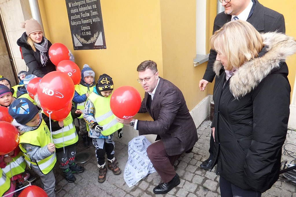 Odsłonięcie rzeźby krasnala KaDecika przed budynkiem dworca