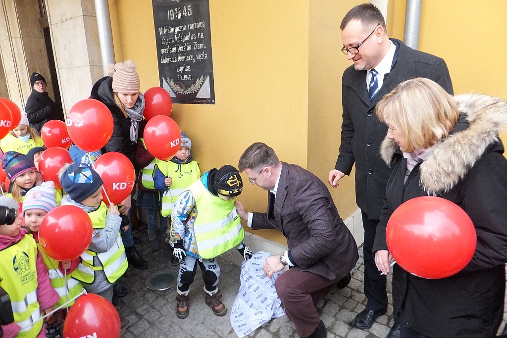 Odsłonięcie rzeźby krasnala KaDecika przed budynkiem dworca