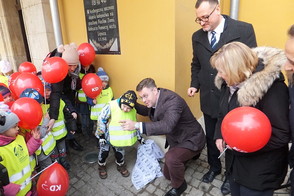 Odsłonięcie rzeźby krasnala KaDecika przed budynkiem dworca