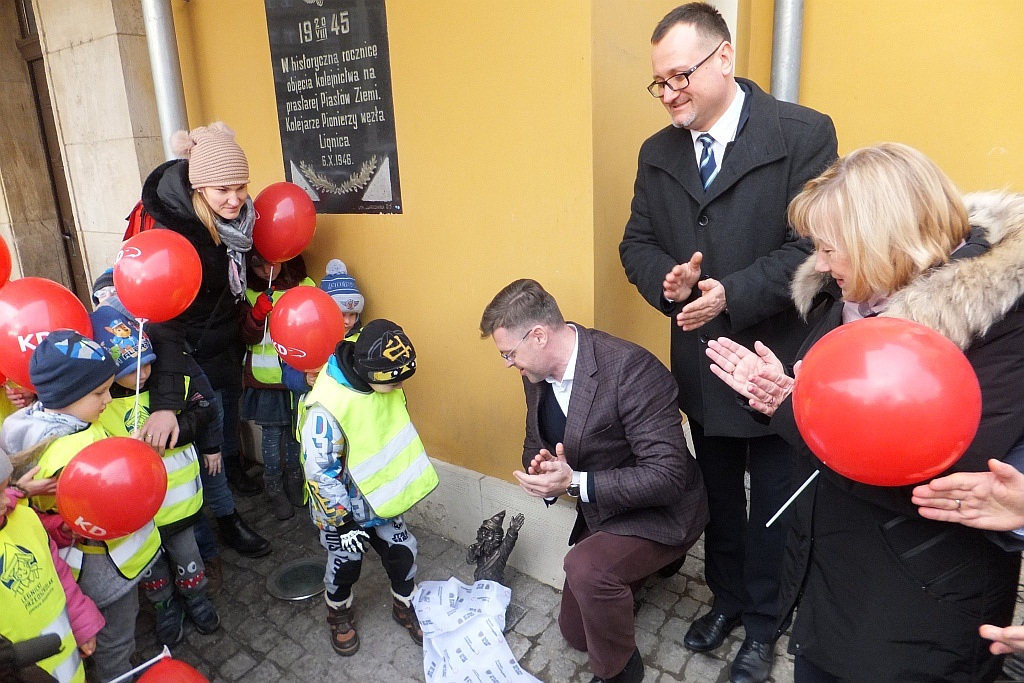 Odsłonięcie rzeźby krasnala KaDecika przed budynkiem dworca