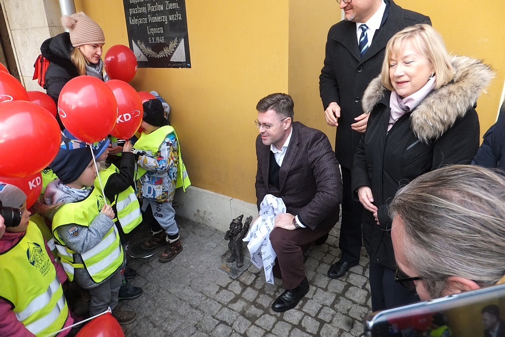 Odsłonięcie rzeźby krasnala KaDecika przed budynkiem dworca
