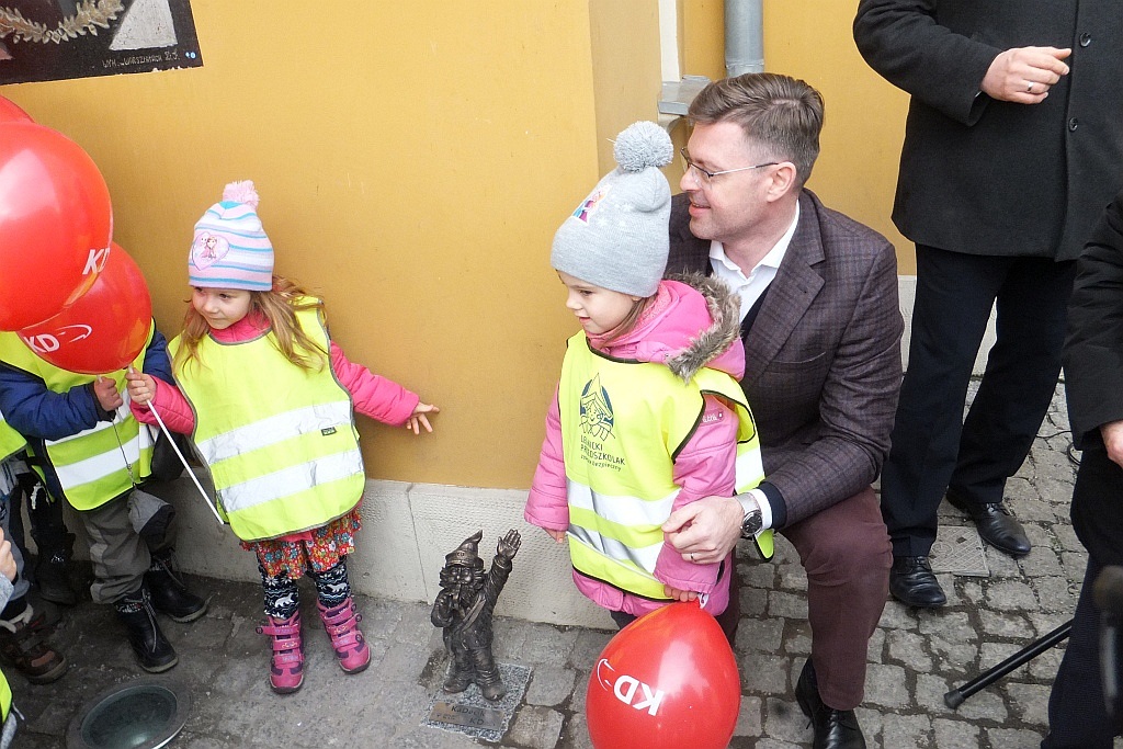 Odsłonięcie rzeźby krasnala KaDecika przed budynkiem dworca
