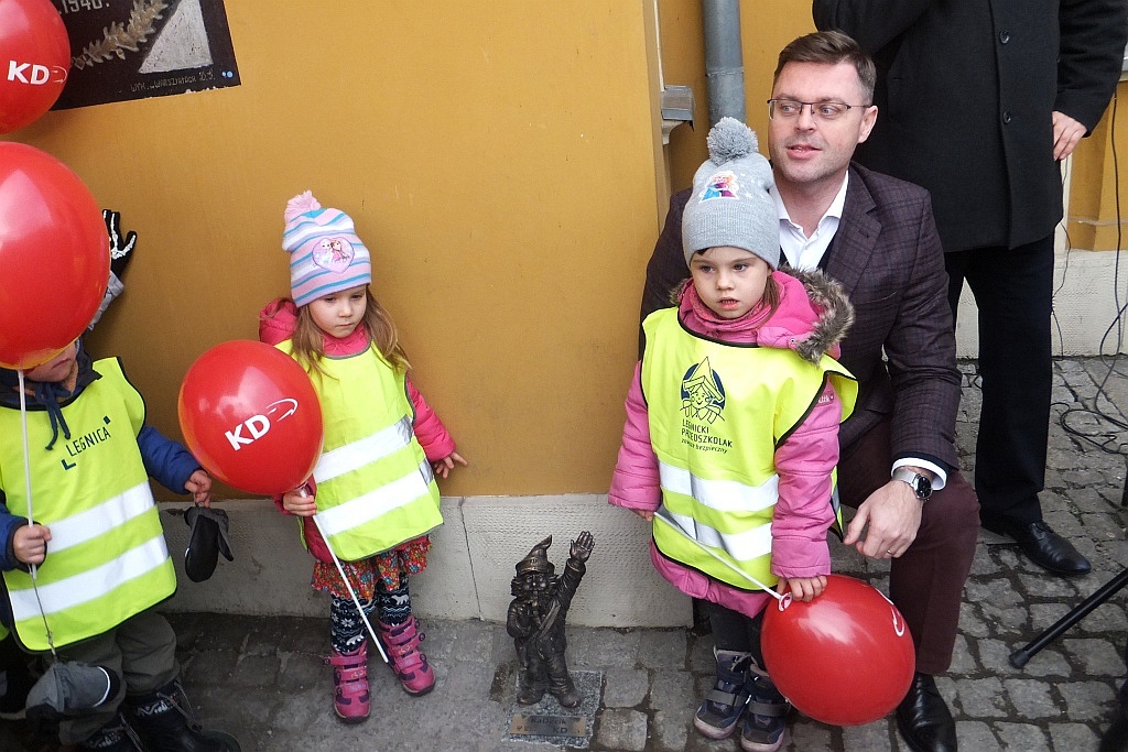 Odsłonięcie rzeźby krasnala KaDecika przed budynkiem dworca