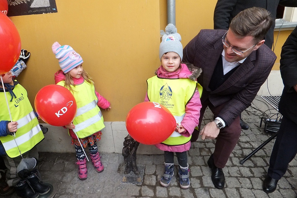 Odsłonięcie rzeźby krasnala KaDecika przed budynkiem dworca