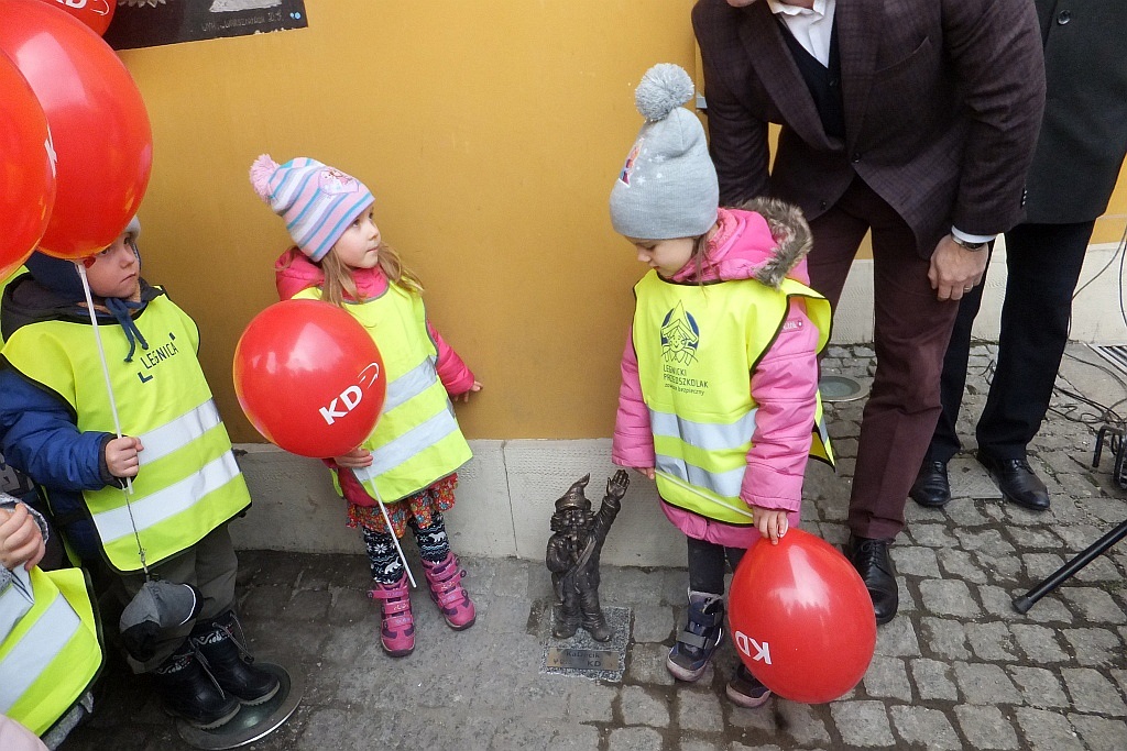 Odsłonięcie rzeźby krasnala KaDecika przed budynkiem dworca
