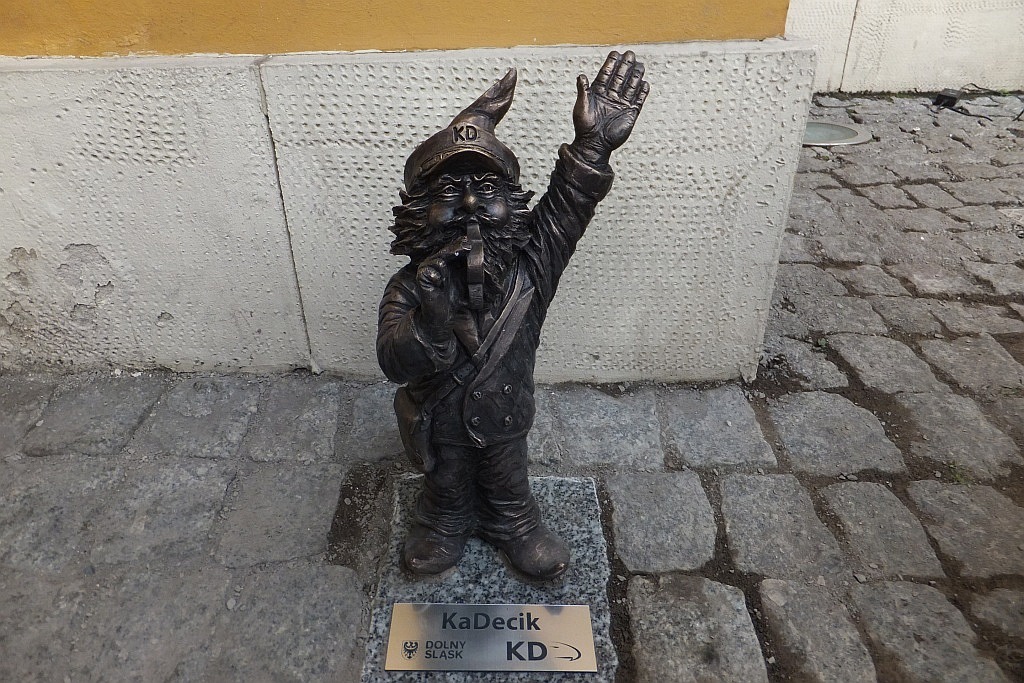 Odsłonięcie rzeźby krasnala KaDecika przed budynkiem dworca