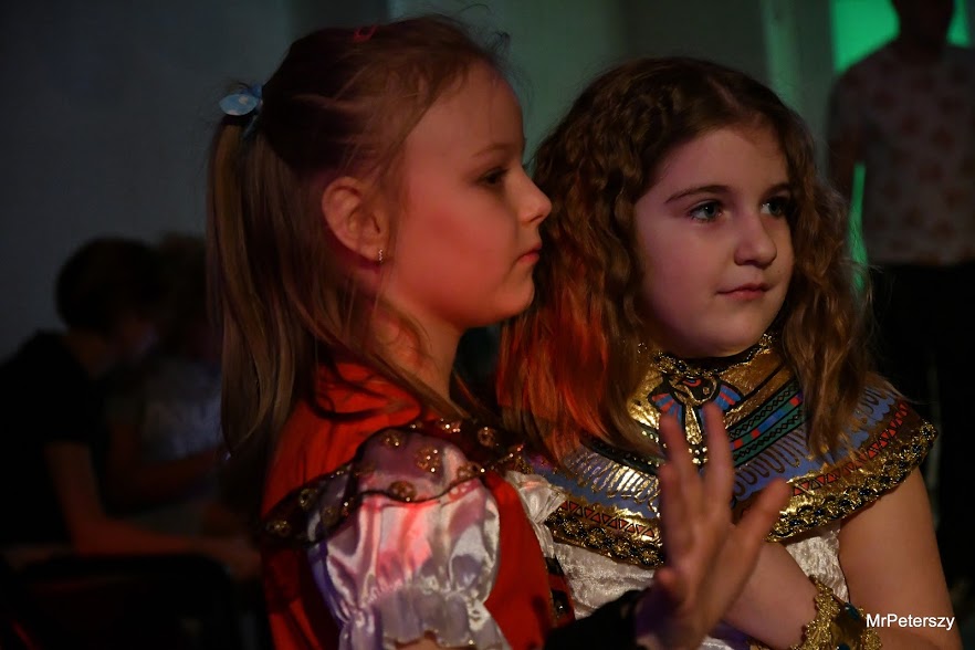 Dzieci na balu karnawałowym w Domu Kultury Atrium