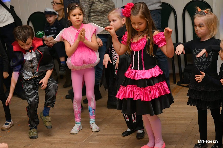 Dzieci na balu karnawałowym w Domu Kultury Atrium