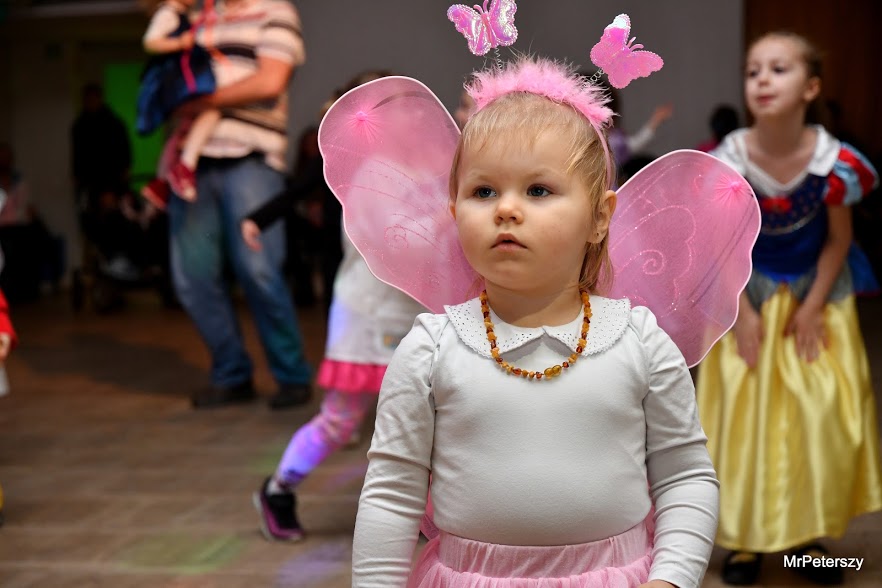 Dzieci na balu karnawałowym w Domu Kultury Atrium