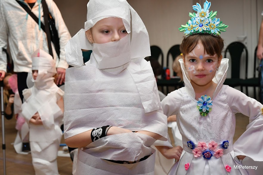 Dzieci na balu karnawałowym w Domu Kultury Atrium