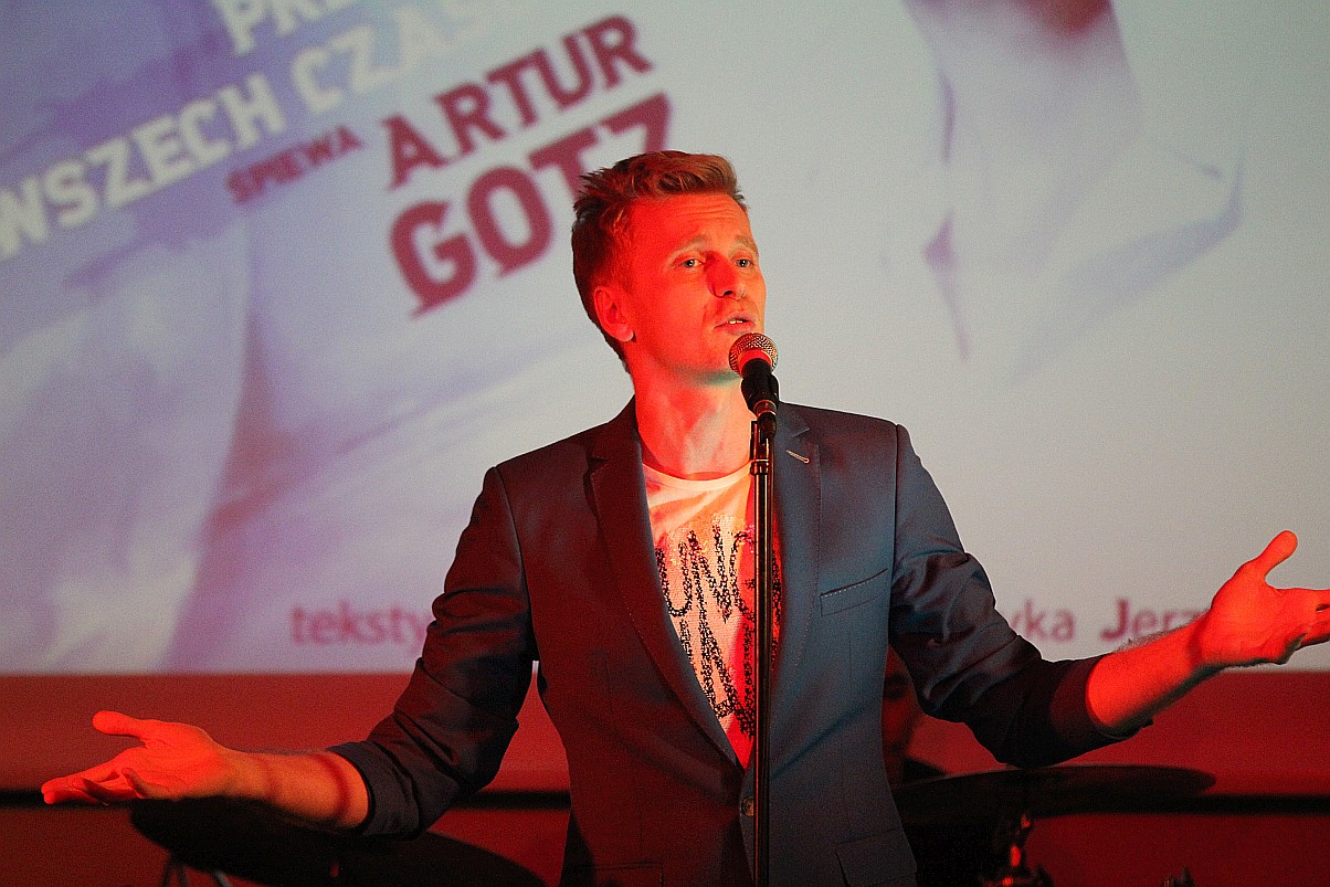 Artur Gotz zaśpiewał przeboje Starszych Panów            

