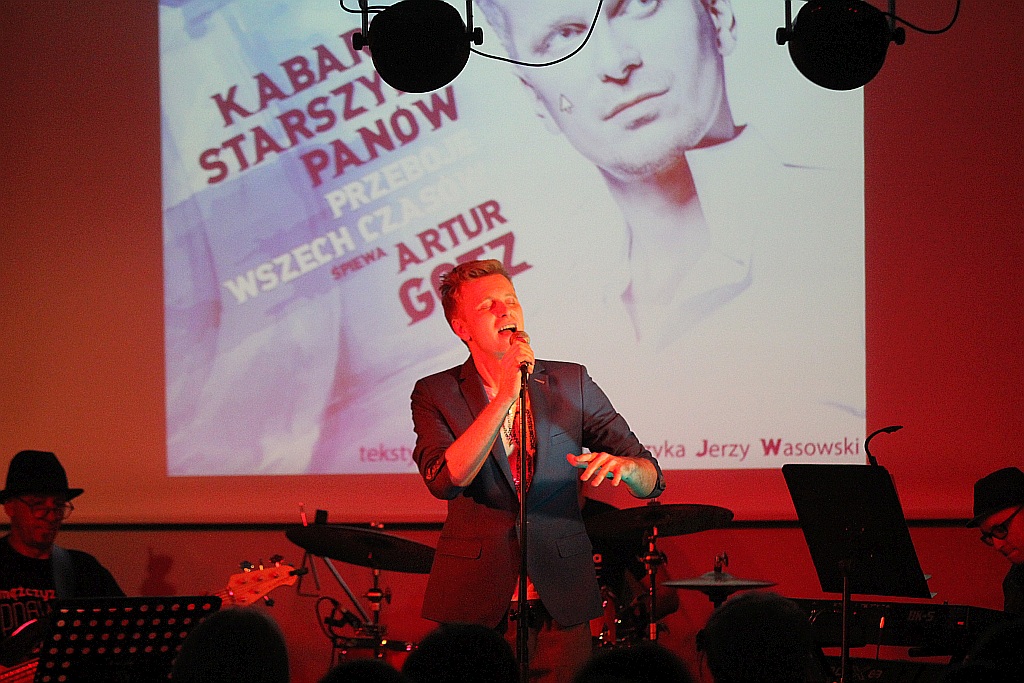 Artur Gotz zaśpiewał przeboje Starszych Panów            
