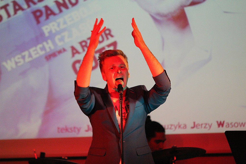 Artur Gotz zaśpiewał przeboje Starszych Panów            
