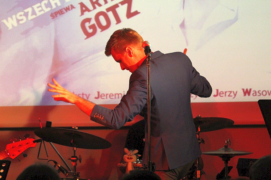 Artur Gotz zaśpiewał przeboje Starszych Panów            
