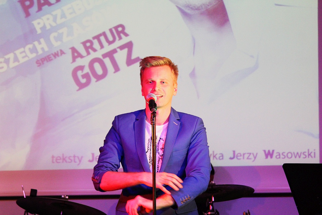 Artur Gotz zaśpiewał przeboje Starszych Panów            
