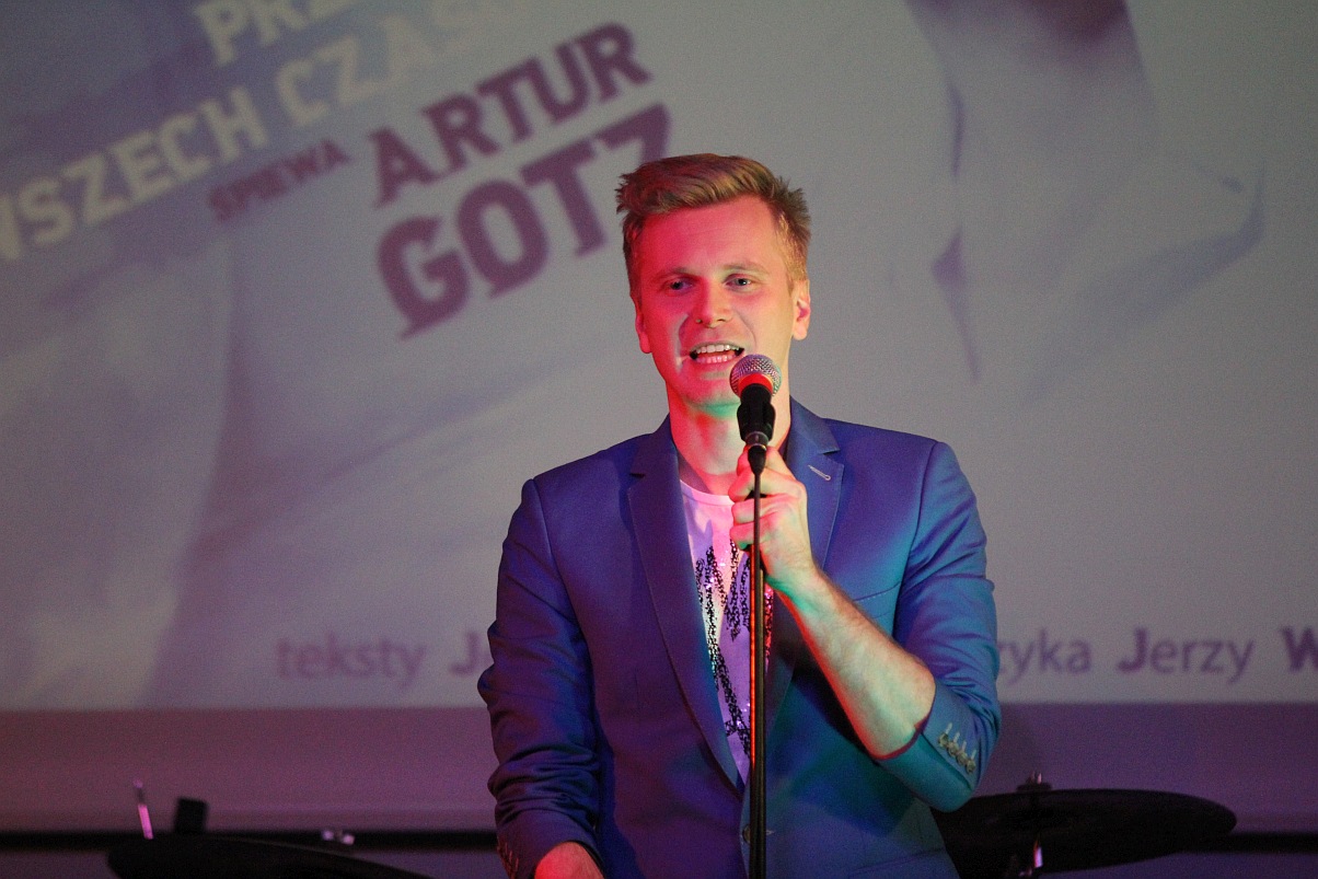 Artur Gotz zaśpiewał przeboje Starszych Panów            
