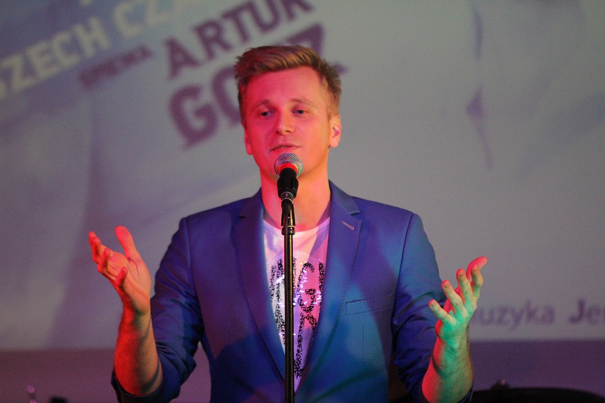 Artur Gotz zaśpiewał przeboje Starszych Panów            
