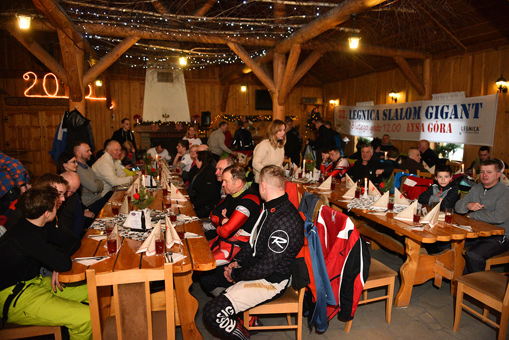 Uroczysta dekoracja najlepszych narciarzy i snowboardzistów