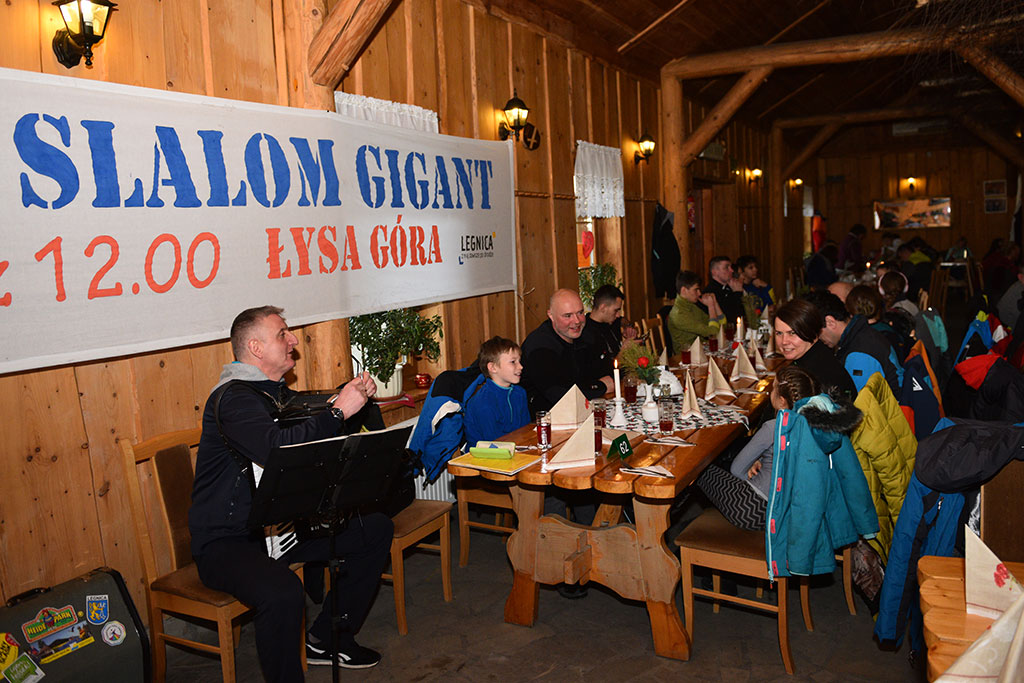 Uroczysta dekoracja najlepszych narciarzy i snowboardzistów