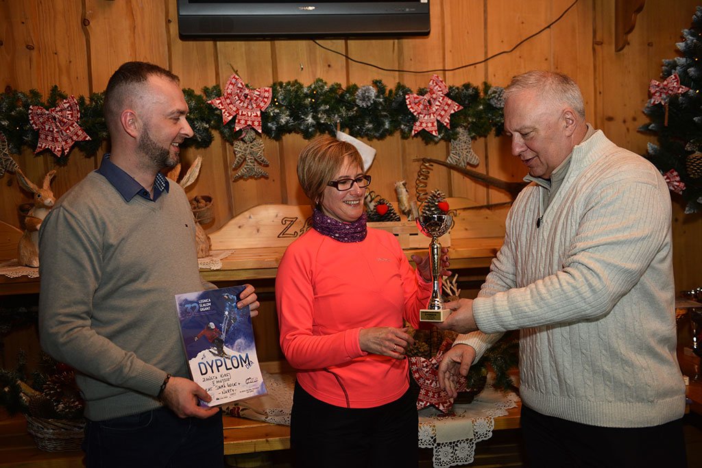Uroczysta dekoracja najlepszych narciarzy i snowboardzistów