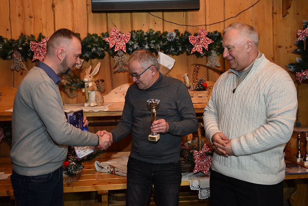 Uroczysta dekoracja najlepszych narciarzy i snowboardzistów
