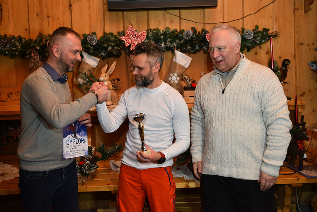 Uroczysta dekoracja najlepszych narciarzy i snowboardzistów