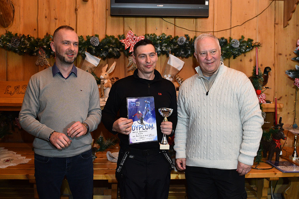 Uroczysta dekoracja najlepszych narciarzy i snowboardzistów