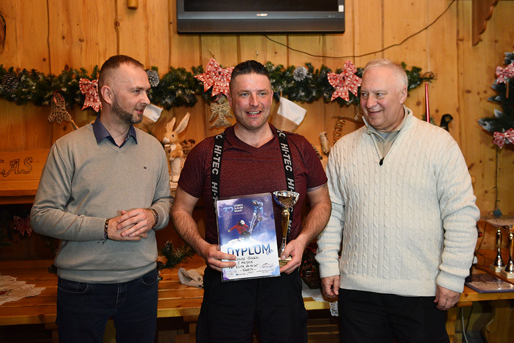 Uroczysta dekoracja najlepszych narciarzy i snowboardzistów