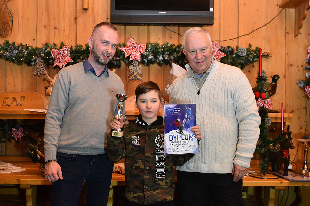 Uroczysta dekoracja najlepszych narciarzy i snowboardzistów