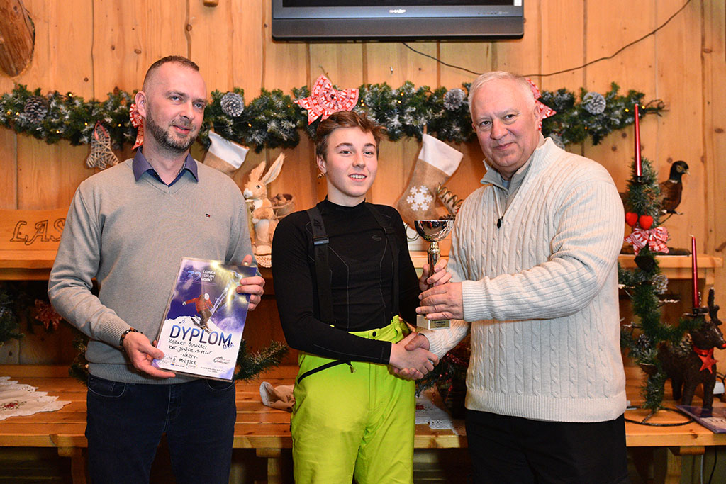Uroczysta dekoracja najlepszych narciarzy i snowboardzistów