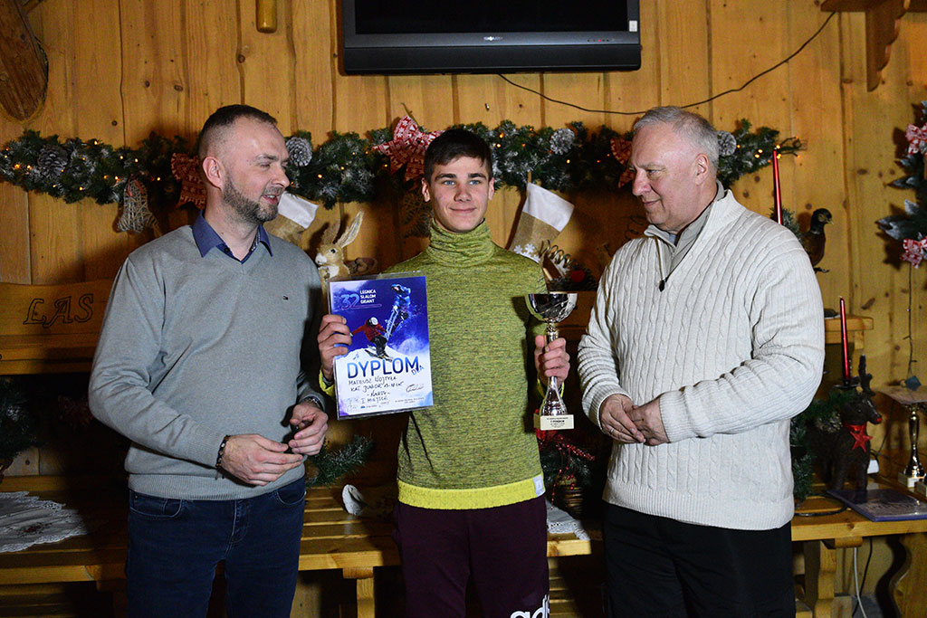Uroczysta dekoracja najlepszych narciarzy i snowboardzistów