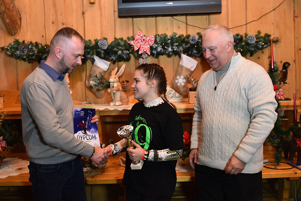 Uroczysta dekoracja najlepszych narciarzy i snowboardzistów