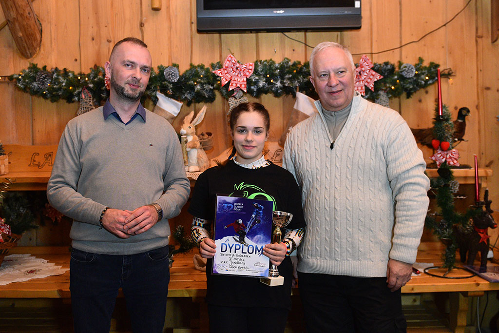 Uroczysta dekoracja najlepszych narciarzy i snowboardzistów