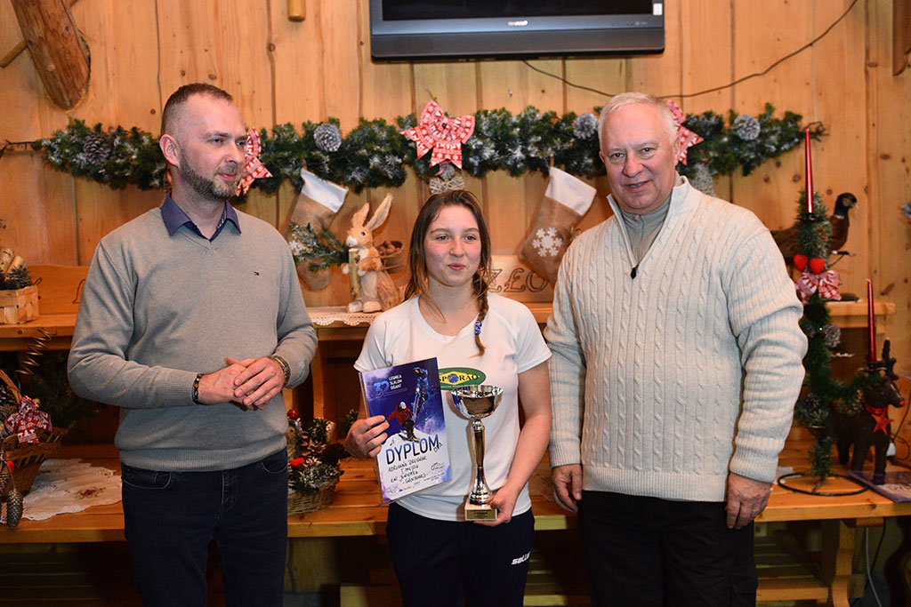 Uroczysta dekoracja najlepszych narciarzy i snowboardzistów