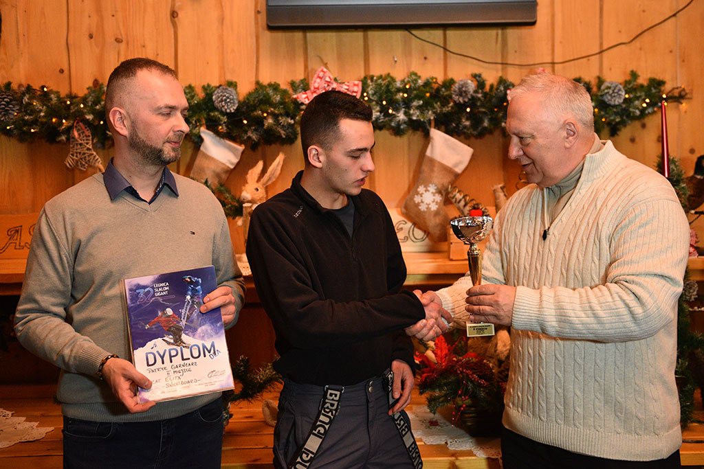Uroczysta dekoracja najlepszych narciarzy i snowboardzistów