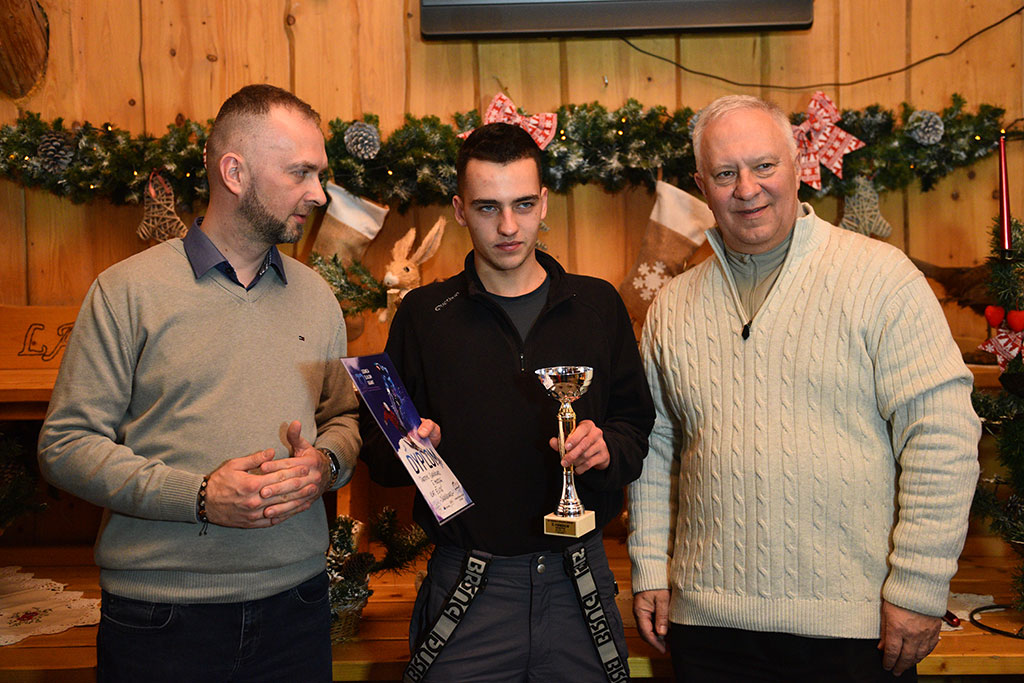 Uroczysta dekoracja najlepszych narciarzy i snowboardzistów